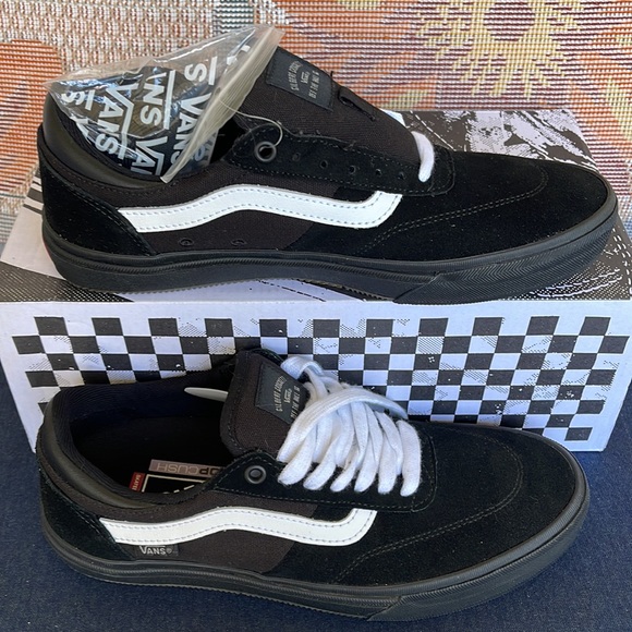 Vans Men’s Gilbert Crockett
Blackout
VN0A5JIF10J
Sneakers - Picture 2 of 16